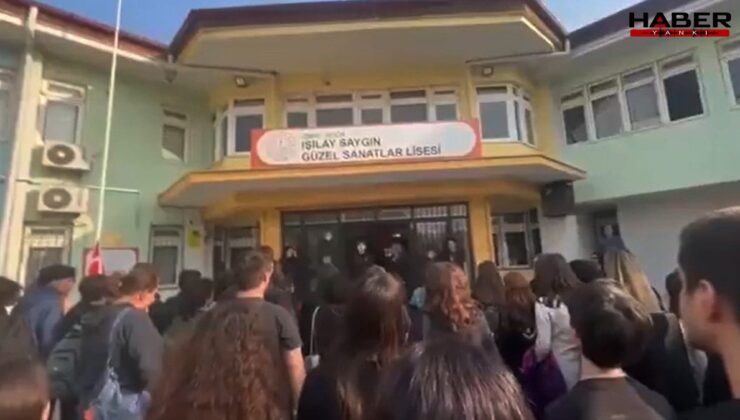 'Andımız' krizi: Müdür susturmaya çalıştı, öğrenciler sonuna kadar okudu!