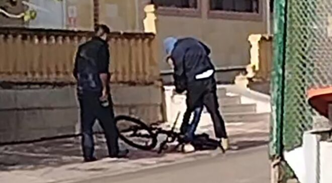 12 yaşındaki çocuğu sokak ortasında dövdüler!