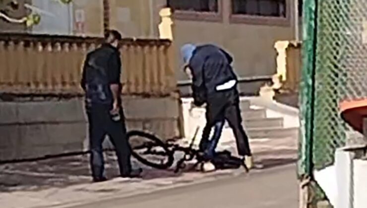 12 yaşındaki çocuğu sokak ortasında dövdüler!