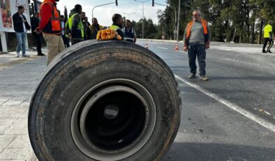60 ton yük taşıyan TIR'ın tekeri koptu: Yol trafiğe kapatıldı