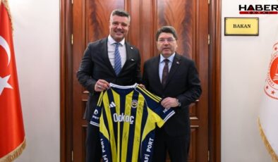 Adalet Bakanı'na hapisten imzalı forma!