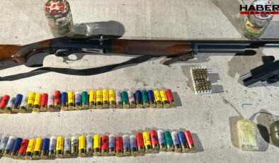 Adana'da evinde 2 silah, el bombası ve patlayıcı ele geçirilen kişi tutuklandı