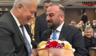 AKP'li Kara, CHP'li Zorlu'ya çiçek verdi