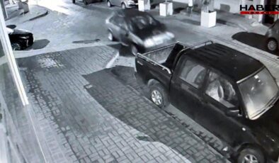 Alkollü sürücü park halindeki araçlara çarptı: O anlar kamerada