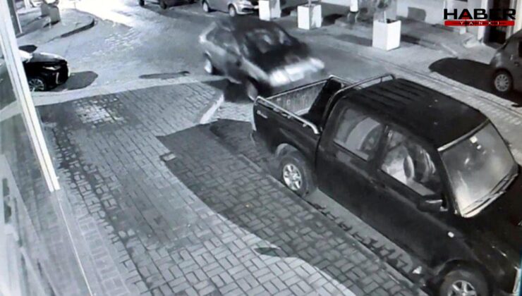 Alkollü sürücü park halindeki araçlara çarptı: O anlar kamerada