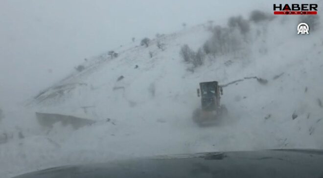 Artvin'de çığ: Vali, 'Altında çobanların kalmış olabileceği ihbarı var' dedi!
