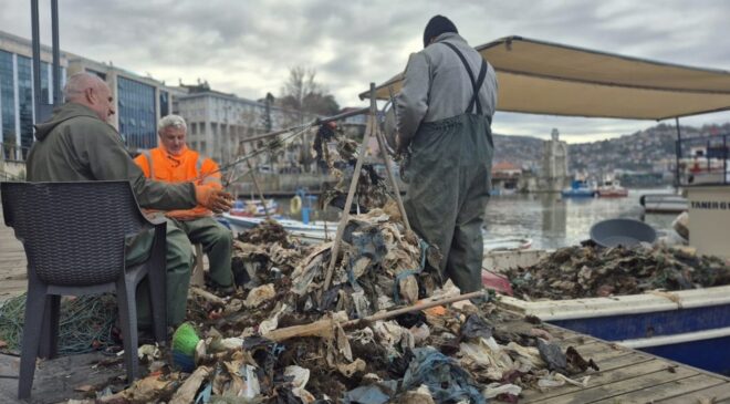 Balıkçıların ağına balık yerine yaklaşık 1 ton çöp takıldı