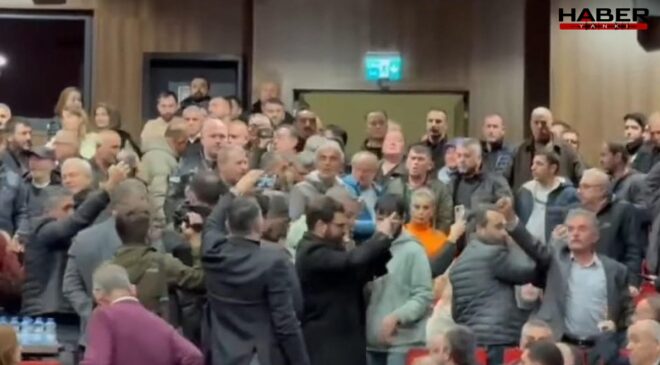 Belediye meclisinde halk AKP’li başkanı protesto etti