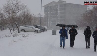 Bitlis’te kar yağışı: 180 köy yolu ulaşıma kapandı