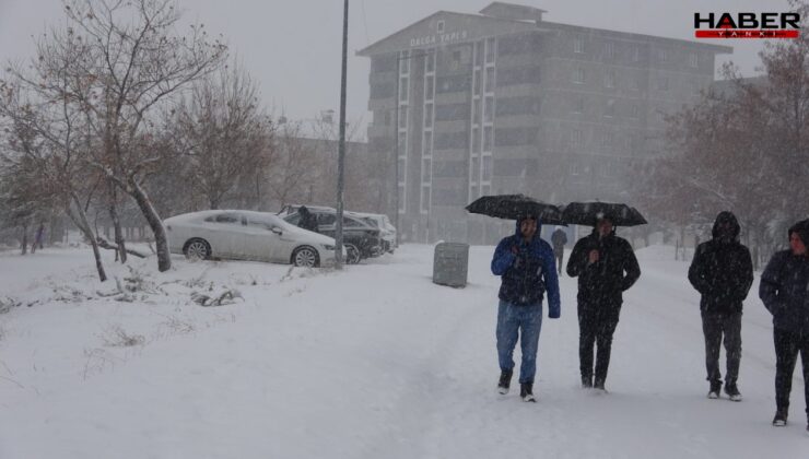 Bitlis’te kar yağışı: 180 köy yolu ulaşıma kapandı
