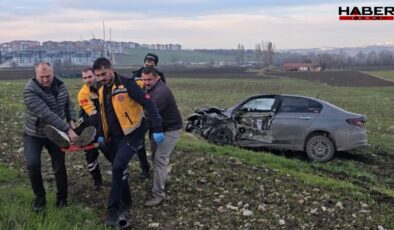 Bursa'da çarpışan otomobillerden biri tarlaya uçtu: Yaralılar var