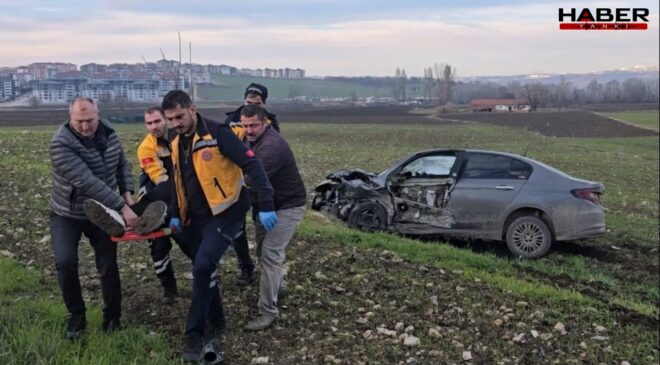 Bursa'da çarpışan otomobillerden biri tarlaya uçtu: Yaralılar var