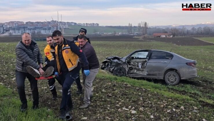 Bursa'da çarpışan otomobillerden biri tarlaya uçtu: Yaralılar var