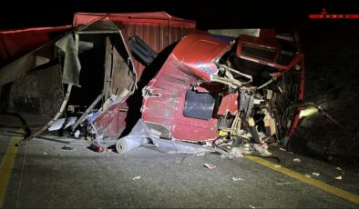 Çorum'da kamyon devrildi: 1 yaralı