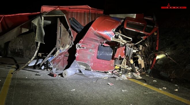 Çorum'da kamyon devrildi: 1 yaralı