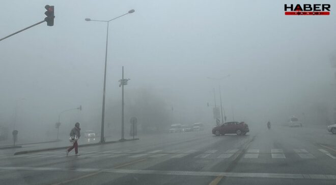 Denizli’de yoğun sis görüş mesafesini 30 metreye düşürdü