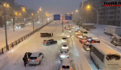 Diyarbakır'da kar hayatı felç etti! Yollar kapandı, araçlar yolda kaldı