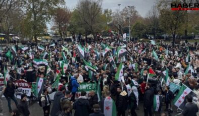 Fatih'te Suriye bayraklarıyla kutlama