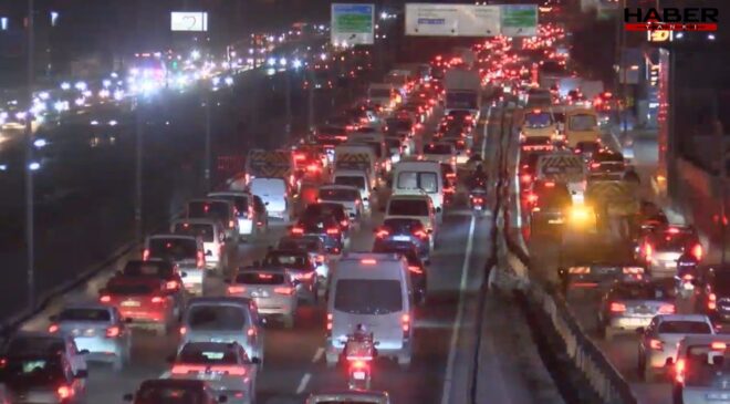 İstanbul'da haftanın ilk iş gününde trafik kilitlendi