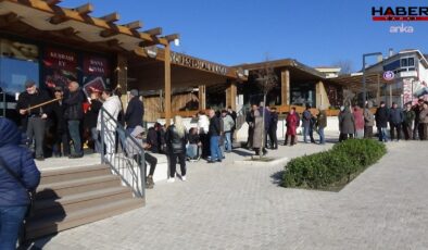 İşte vatandaşın yılbaşı günü: Ucuz eti duyan kuyruğa koştu