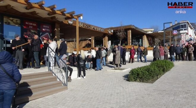 İşte vatandaşın yılbaşı günü: Ucuz eti duyan kuyruğa koştu