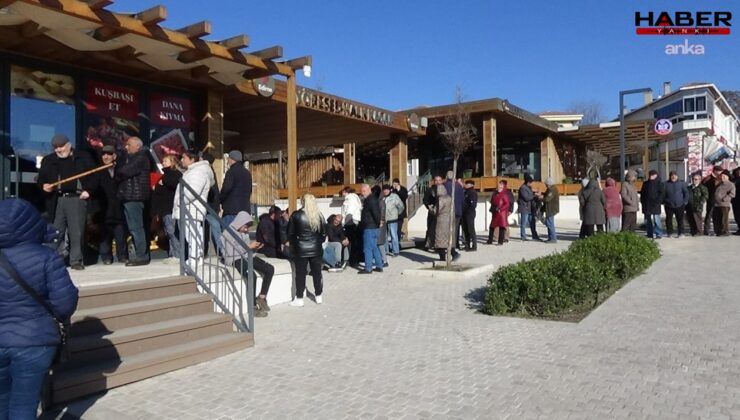 İşte vatandaşın yılbaşı günü: Ucuz eti duyan kuyruğa koştu