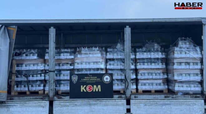 Kamyonet kasasında binlerce litre sahte içki ele geçirildi