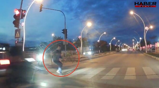 Kırmızı ışık ihlali yapan motosikletli yayaya çarptı: O anlar kamerada