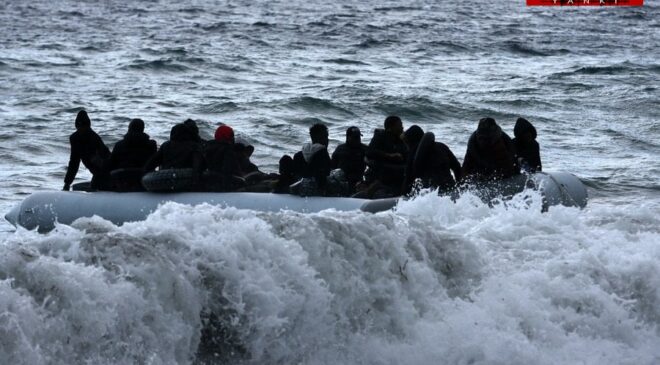 Lastik bot battı: 18 göçmen hayatını kaybetti