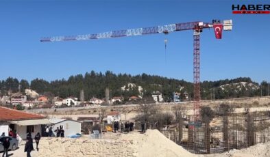 Maaş alamayan TOKİ işçileri vinç üzerinde eylem yaptı