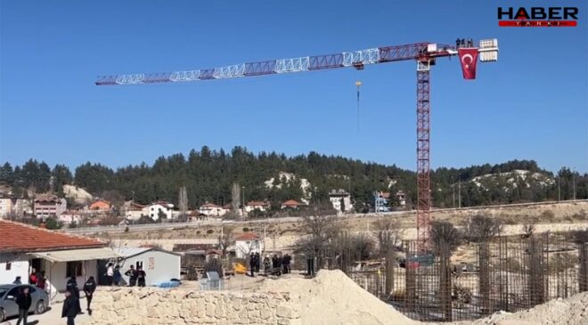 Maaş alamayan TOKİ işçileri vinç üzerinde eylem yaptı