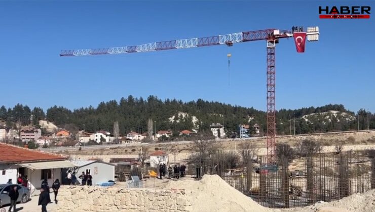 Maaş alamayan TOKİ işçileri vinç üzerinde eylem yaptı