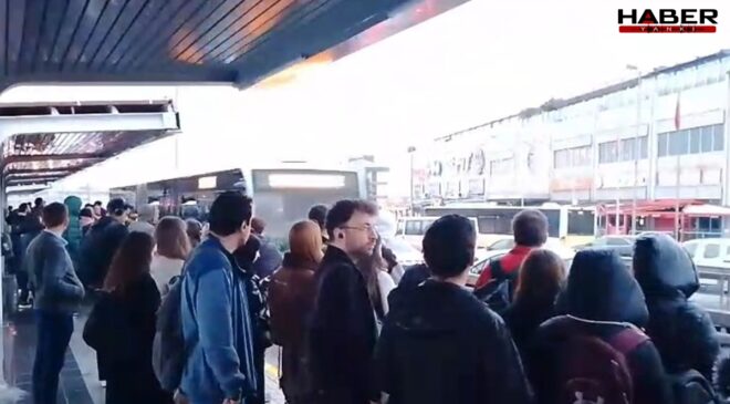 Metrobüs arızası: Duraklarda yoğunluk oluştu