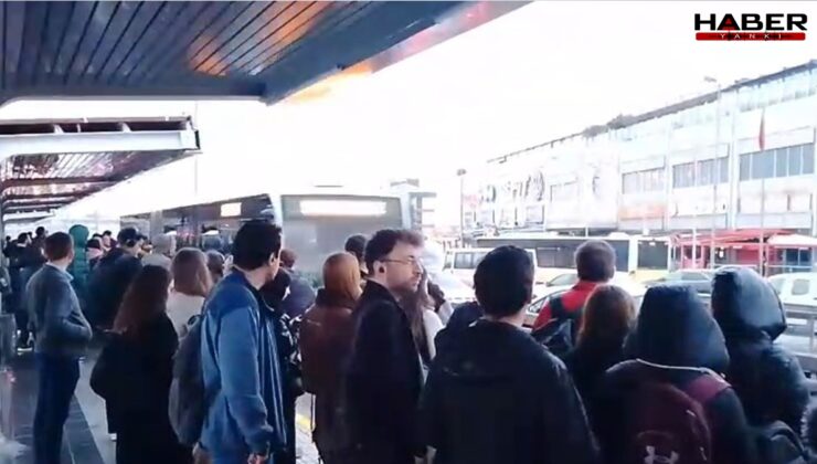 Metrobüs arızası: Duraklarda yoğunluk oluştu