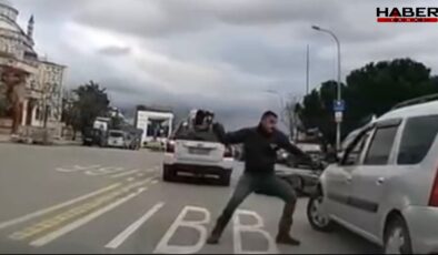 Motosikletten indi tekme attı yetmedi kaskla saldırdı!