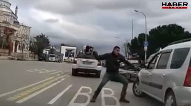 Motosikletten indi tekme attı yetmedi kaskla saldırdı!