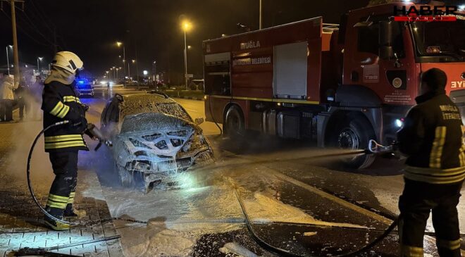 Muğla’da alev alan otomobil küle döndü