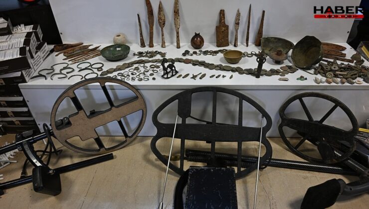 Muş’ta 7 adrese operasyon: Çok sayıda silah ve sikke bulundu