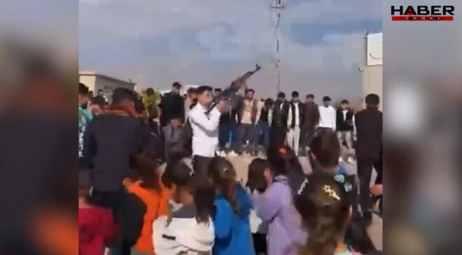 Onlarca çocuğun yanında uzun namlulu tüfekle havaya ateş açtılar