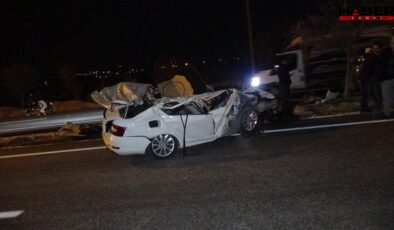 Park halindeki TIR’a çarpan otomobil hurdaya döndü