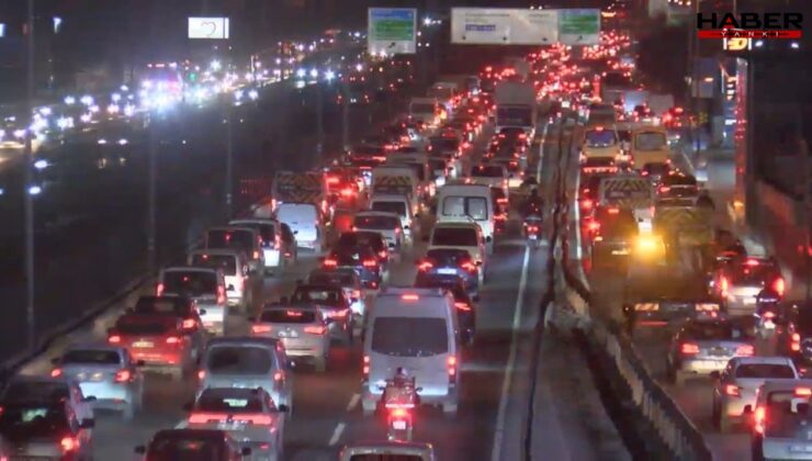 Sağanak yağış etkili oldu, İstanbul'da trafik durma noktasına geldi