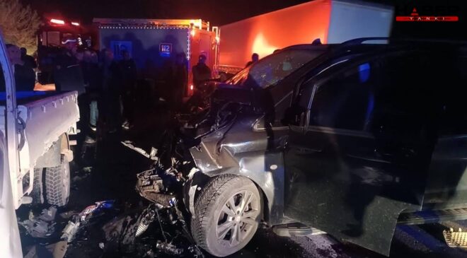 Sakarya Pamukova’da iki araç kafa kafaya girdi