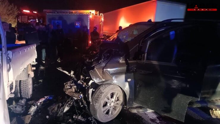 Sakarya Pamukova’da iki araç kafa kafaya girdi