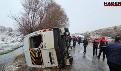 Sivas'ta öğrenci servisi devrildi: 15 yaralı