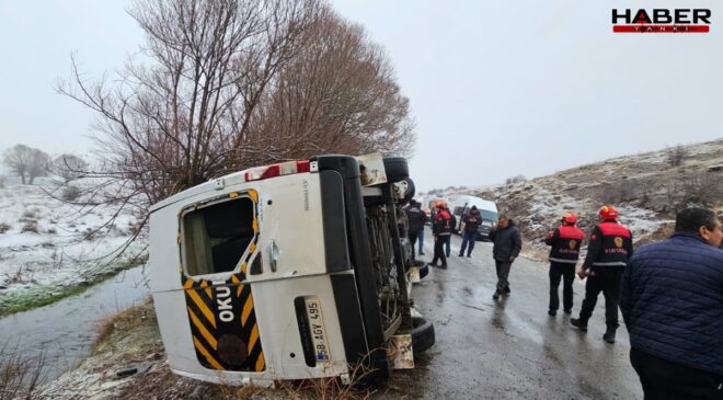 Sivas'ta öğrenci servisi devrildi: 15 yaralı