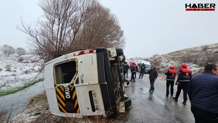 Sivas'ta öğrenci servisi devrildi: 15 yaralı