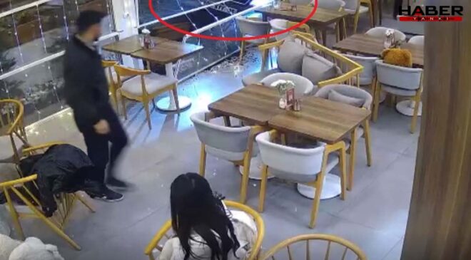 Talas’ta kontrolden çıkan otomobil kafeye daldı