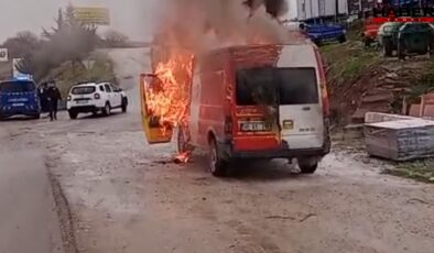 Tokat’ta kargo minibüsü alev alev yandı