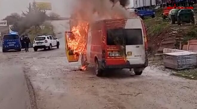 Tokat’ta kargo minibüsü alev alev yandı