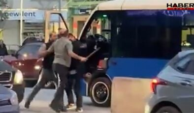 Trafikte sopalı kavga anbean kamerada